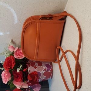 USA 🇺🇸 Vintage COACH orange leather crossbody bag
